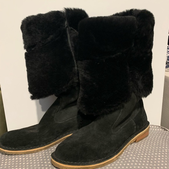UGG Shoes - Knee high suede boot lined with fur